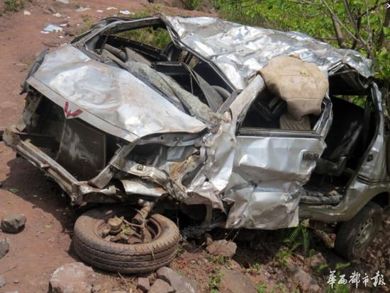 四川美姑县面包车奔丧途中 坠下百米悬崖7死8