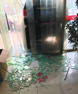 保定奇葩车倒着开上七层台阶 撞碎玻璃大门