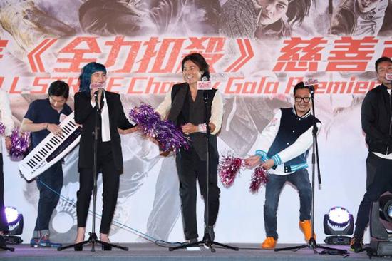 郑伊健、何超仪、郑中基现场唱跳