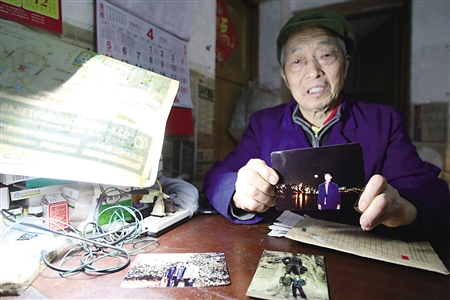 马建成展示儿子留下的单人照