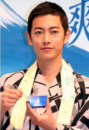 佐藤健超短发型亮相