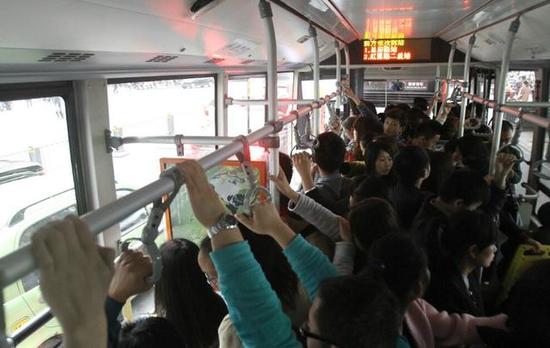 成都公交车到底有多挤 市民吐槽:137路双脚可