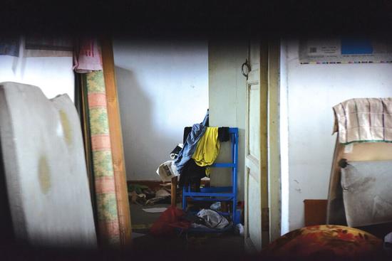 通过门缝可见，马志强父女的屋里非常凌乱