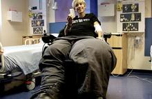  British women suffer from megaleg disease, both legs weigh 108 kg