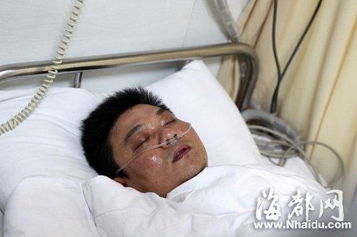 大巴司机行车时突然休克 提前将车子滑向水泥墙
