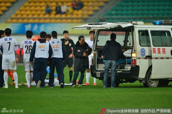 甘吉缝五针有轻微脑震荡 出院归队精神状态良
