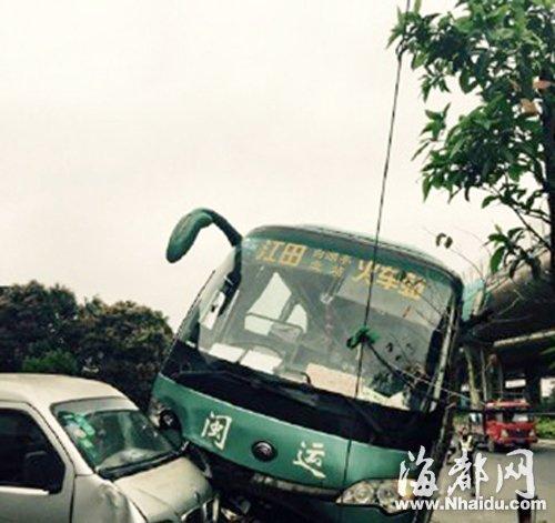 大巴司机行车时突然休克 提前将车子滑向水泥墙