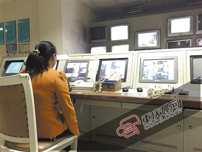 金沙港湾B区监控,刘大姐正在值班。记者按下12号楼2号梯的紧急呼叫按钮,中间那部对应话机就会响起。