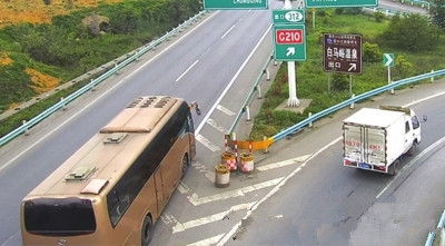 大客违法倒车 在兰海高速贵遵段上演惊魂一幕_新浪贵州_新浪网