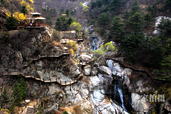 十公里木栈道盘旋于山间
