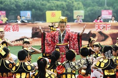 孩子们扮演古代帝王