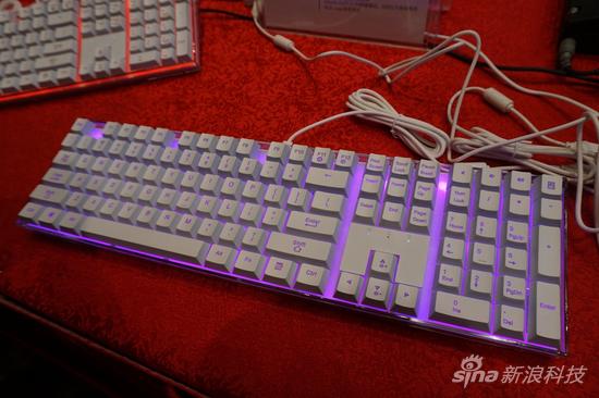艾芮克发多款新品:IK7游戏键盘 充电手柄亮相|