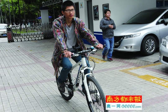昨天中午,王平安在华强北派出所领回自己的爱车。 南都记者 徐文阁 摄