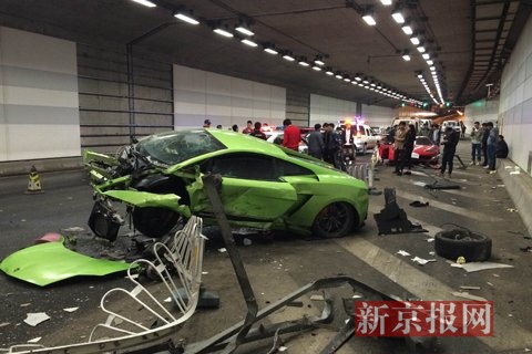 北京鸟巢附近的大屯路隧道,一辆兰博基尼与一辆法拉利发生事故,现场状况惨烈。新京报记者 浦峰 摄