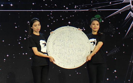 2015年菠萝科学奖的巨型“奇葩”奖杯，实际上这是大型科学观测项目“斯隆数字巡天”的废旧光纤插板