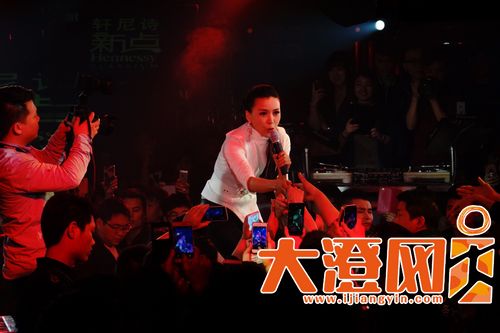 <em>江南style</em>第二<em>女歌手</em>现身江阴 成名曲唱high_