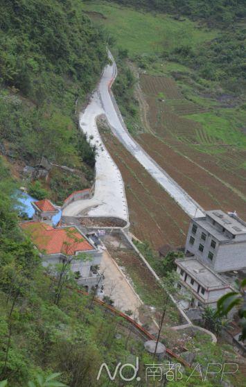 矿老板占据村级公路堵住村民大门建别墅,乡邻怨声载道。南都记者罗煜明摄
