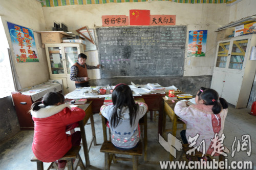 董朝兵给3名一年级学生上语文课