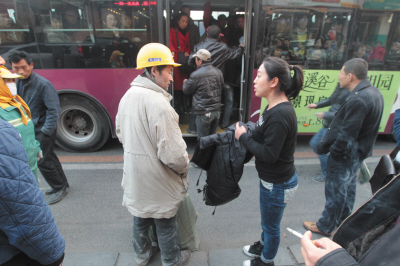 女子衣服被农民工携带的木板上的钉子挂破，但看到农民工的确不容易，表示不用赔了。