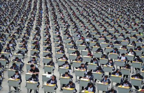 陕西宜川中学1700学生操场露天考试