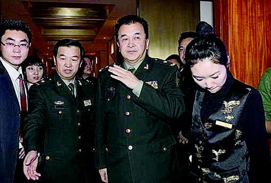 升任少将的黄宏和1998年抗洪慰问演出时的样子已经差了很多