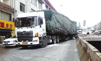 转弯没注意 挂车动弹不得趴窝11小时离开