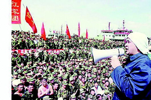 1998年抗洪期间黄宏在决口大堤上为堵口官兵表演节目(资料照片)