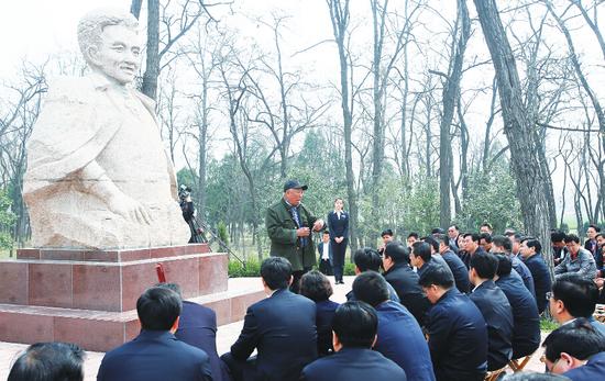 199名县委书记兰考坐马扎听老农民讲课