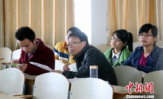 图为4月10日，52岁“学爸”淦菊保与同学在课堂上。