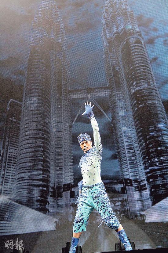 郭富城在马来西亚的地标双子塔的3D投影中登场