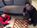 张艺谋陪孩子下棋