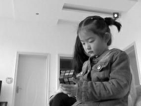 4岁女童70秒还原魔方。