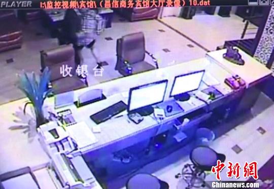 图为监控视频画面。 张广权 摄