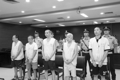 王伦业(右二)被法院判处死刑。图/防城港中院网站