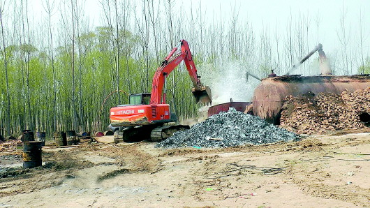 环保部门对一家土小炼油企业生产设备进行拆除。