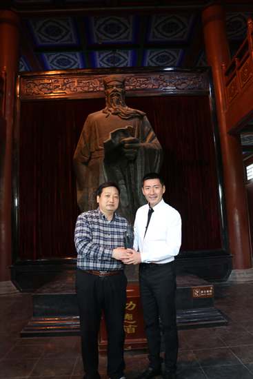 "石敢当"变身包青天 亮相开封府遭围堵图片
