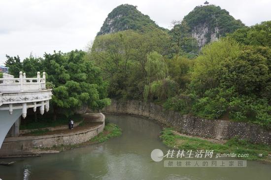 在灵剑溪与小东江汇流处,风中能闻到恶臭。