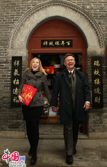 外国夫妇在瑞蚨祥丝绸店外合影(图:中国网)
