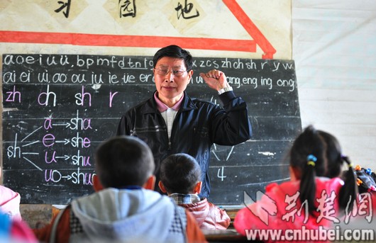 董朝兵给学前班孩子认真授课
