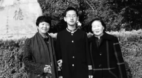 郭遠航和校長楊俊梓(左一）、班主任王玉蘭老師在一起