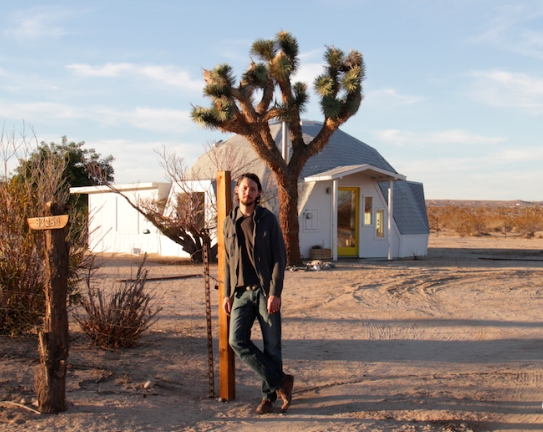 房东Brian和他位于美国约书亚树沙漠中的小屋（来源：睡过）