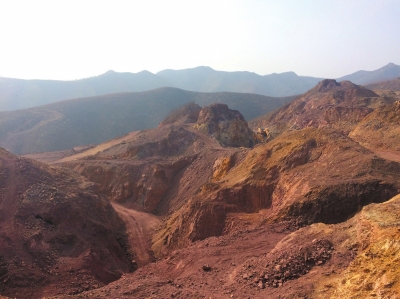 寶豐縣甘石崖鋁土礦區(qū)，溝壑縱橫，難見草木。京華時(shí)報(bào)記者王莉霞攝