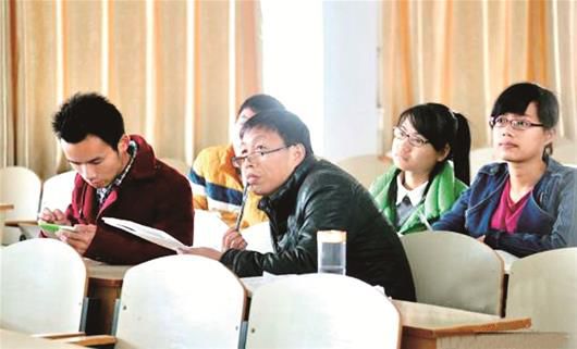 图为:“淦叔”在课堂上