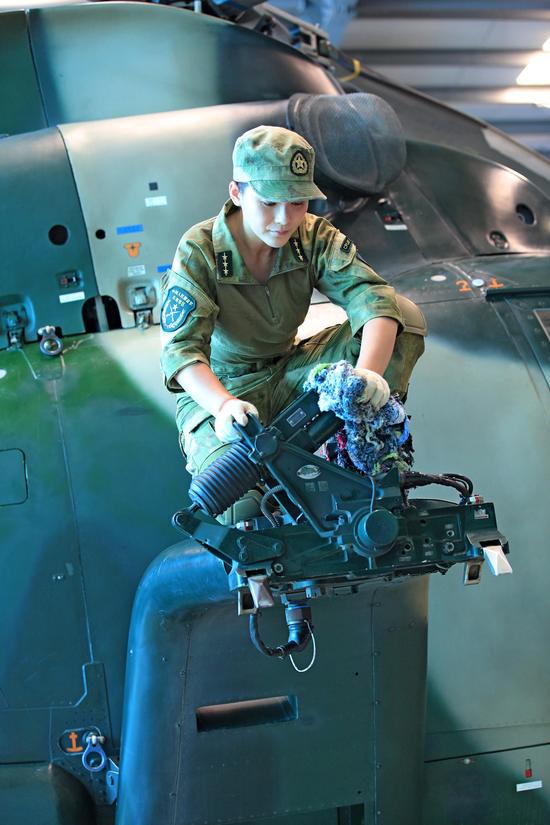 《<em>战狼</em>》邓紫衣演绎铿锵玫瑰 - 手机新浪网