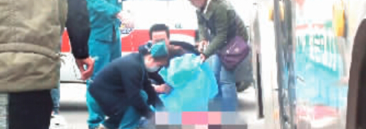 郑州女子乘坐电动车跌落 被公交碾压身亡