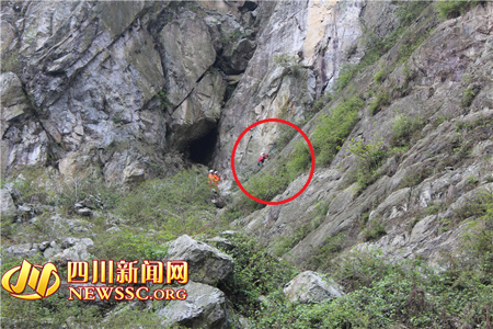 被困者自己使用绳索滑降到地面。