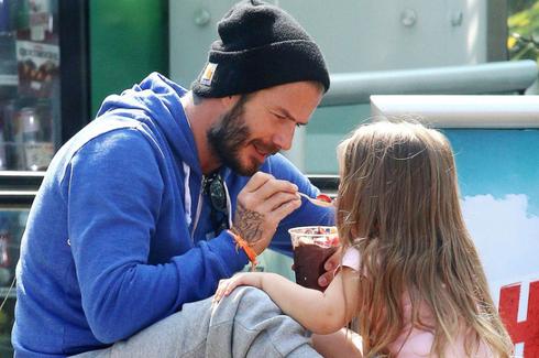 小贝当街喂食长发小七