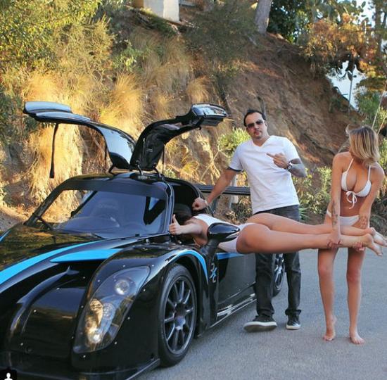 伊朗土豪炫富晒香车美女图