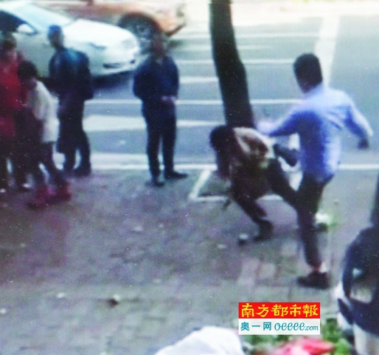 →微博视频显示,冲突中,穿制服的男子一脚将路边摆摊的阿婆踹倒。视频截图
