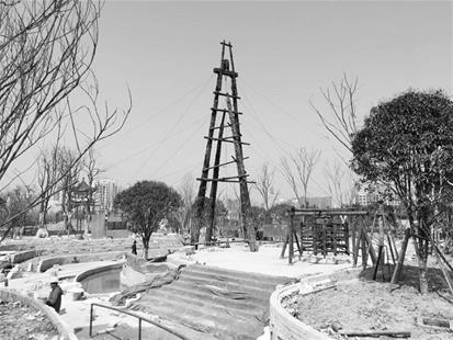 武汉园博会城市展园加紧施工 16米天车亮相自